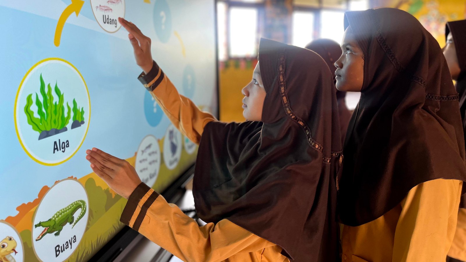 Pembelajaran digital interaktif dengan memanfaatkan Papan Interaktuf digital di sekolah pedesaan