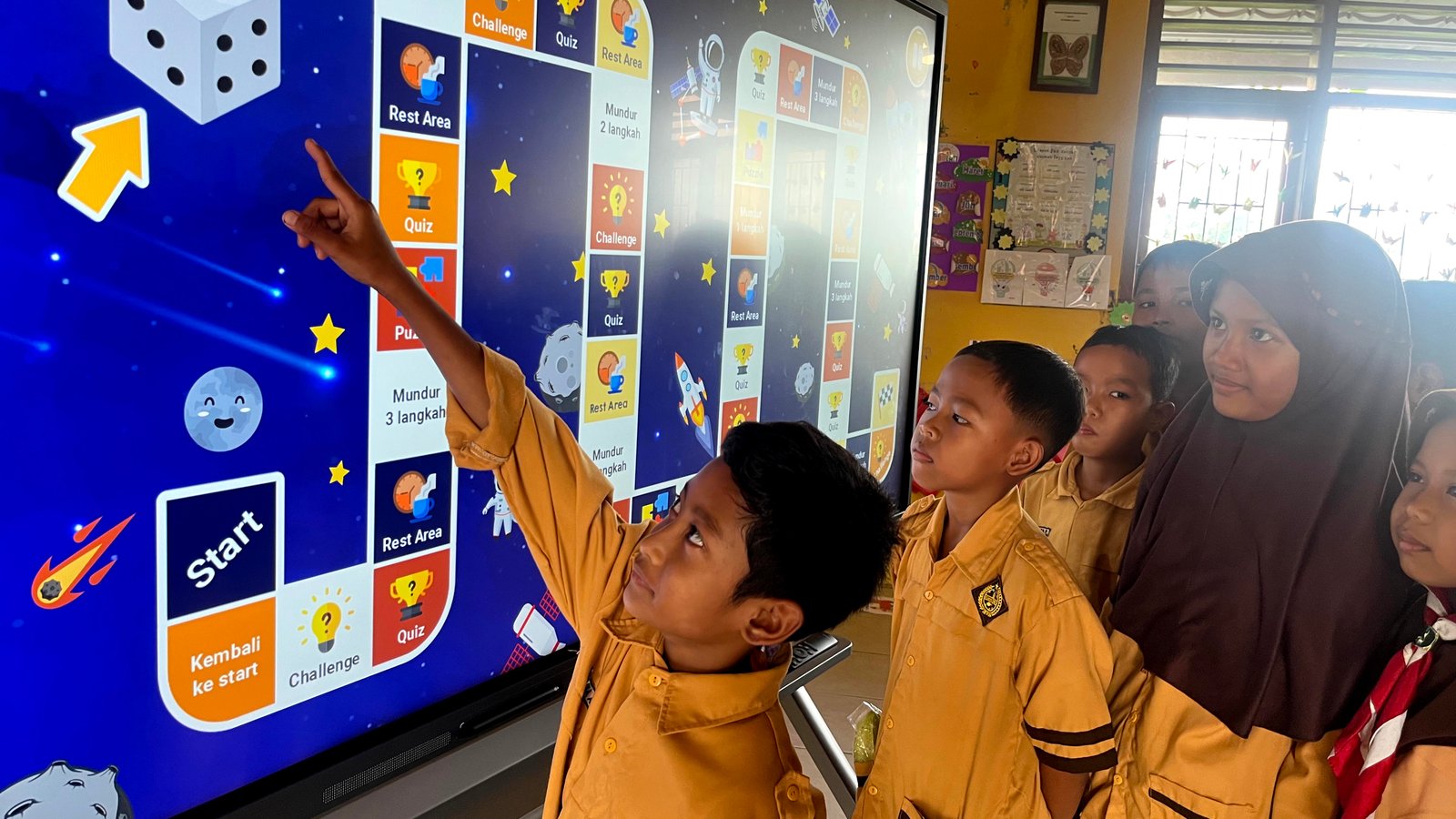 Foto 2 — Pembelajaran digital interaktif dengan memanfaatkan Papan Interaktuf digital di sekolah pedesaan