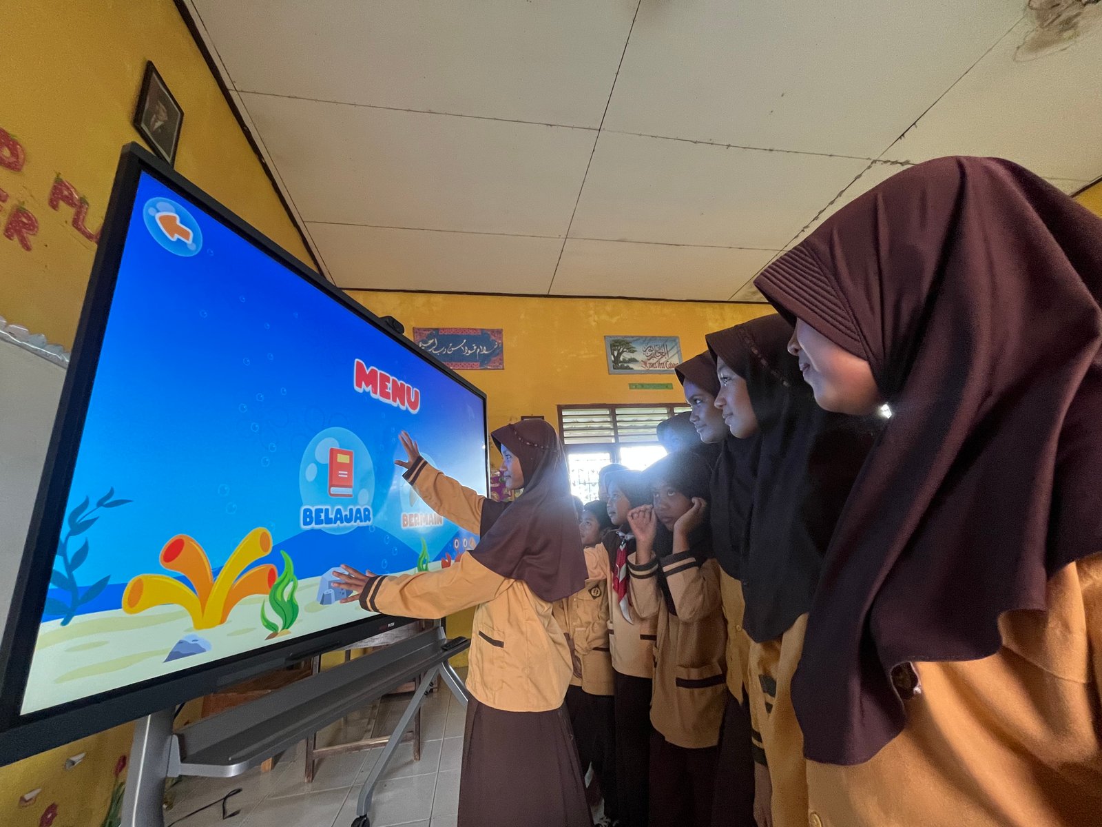 Foto 3 — Pembelajaran digital interaktif dengan memanfaatkan Papan Interaktuf digital di sekolah pedesaan