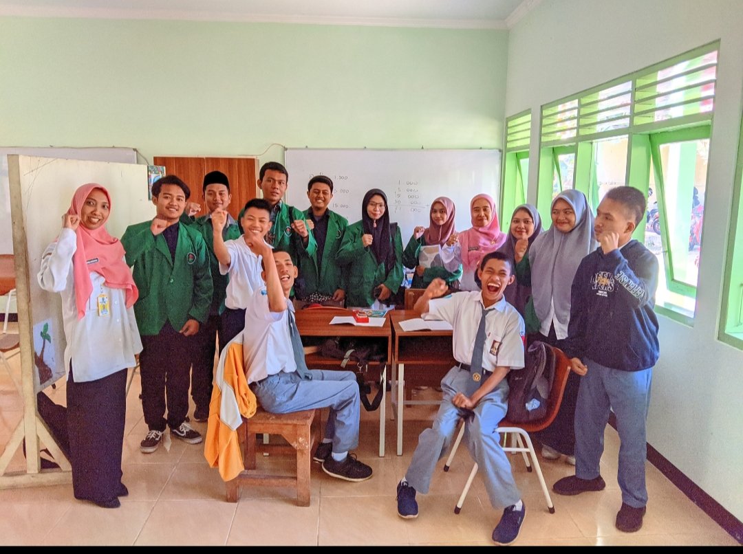Kolaborasi antara lembaga sekolah Sekolah Luar biasa dengan mahasiswa