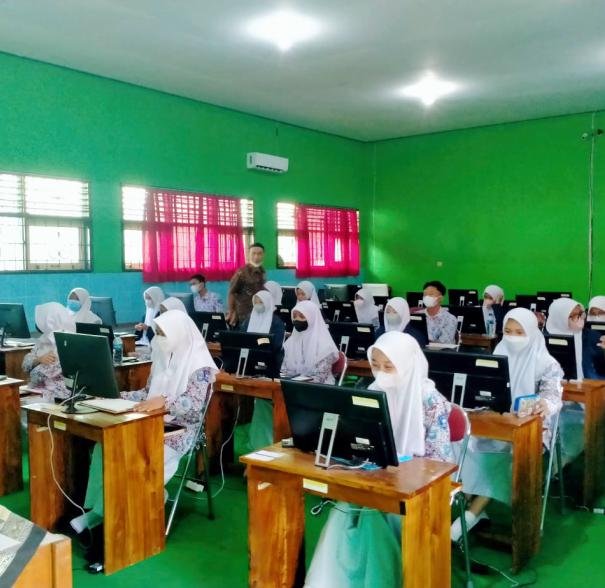 Foto 2 — Meningkatkan Kompetensi Komunikasi melalui Pemanfaatan Media dan Teknologi Digital dalam Pembelajaran Deep Learning