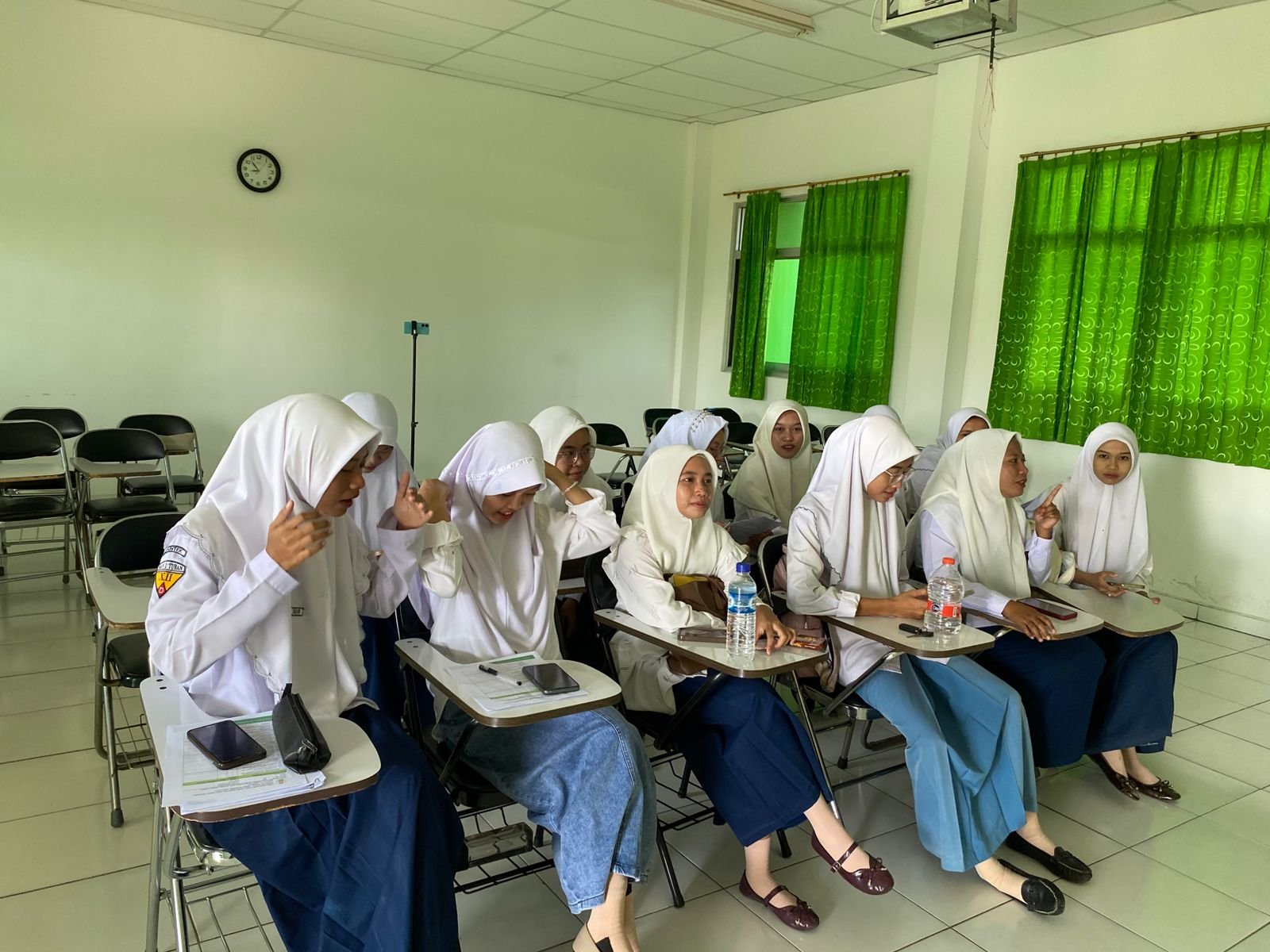 Menganalisa terkait sumber atau referensi terkait pembagian najis dalam materi fiqih