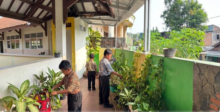 Menyemai Generasi Peduli Bumi di Ruang yang Aman, Potret Inspiratif SDN Purwoyoso 04