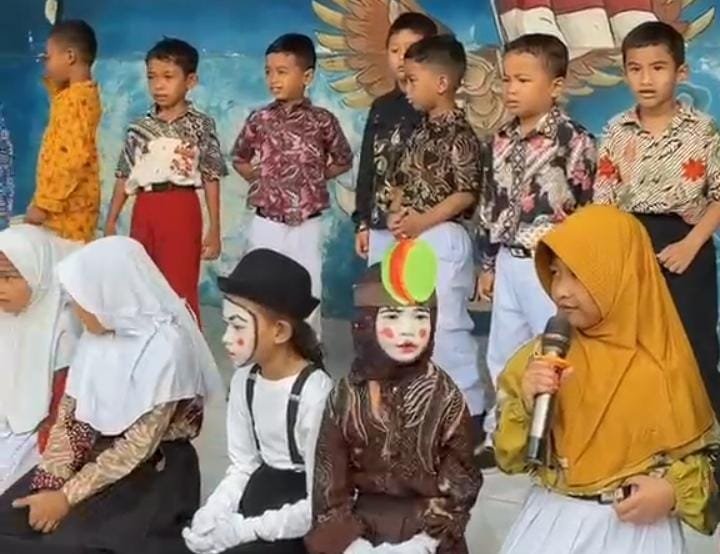 Foto 2 — KAMIS PERFORM, DARI PANGGUNG KECIL TUMBUH KEBERANIAN DAN PRESTASI