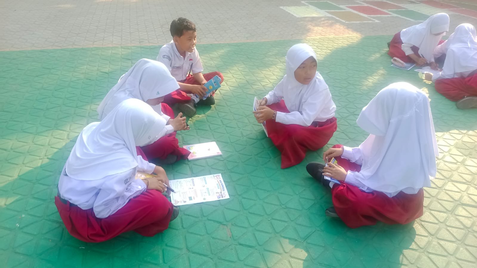 Foto 2 — Membangun Karakter Siswa di Kelas