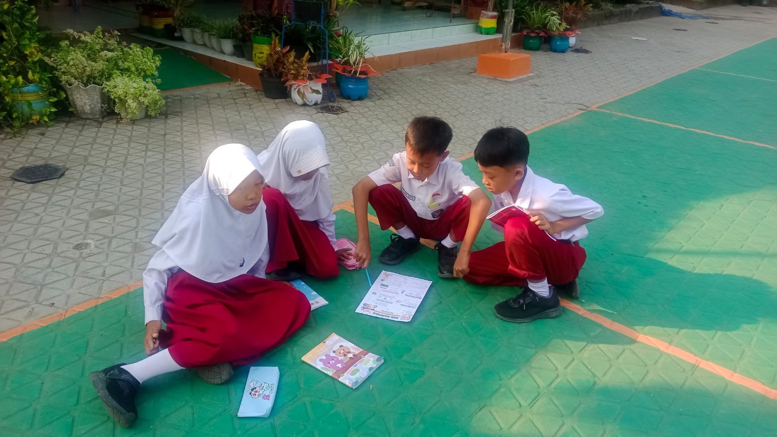 Foto 3 — Membangun Karakter Siswa di Kelas