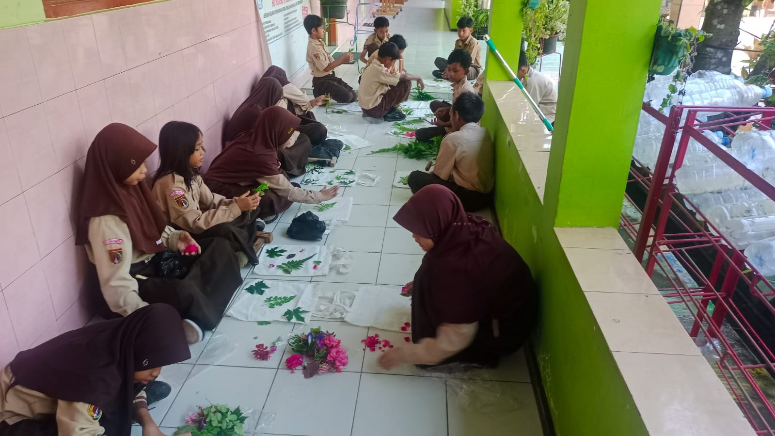 Foto 2 — “Ecoprint Berbasis Adiwiyata: Menumbuhkan Kepedulian Global dan Karakter Peduli Lingkungan pada Siswa SD Negeri 3 Kedungsar