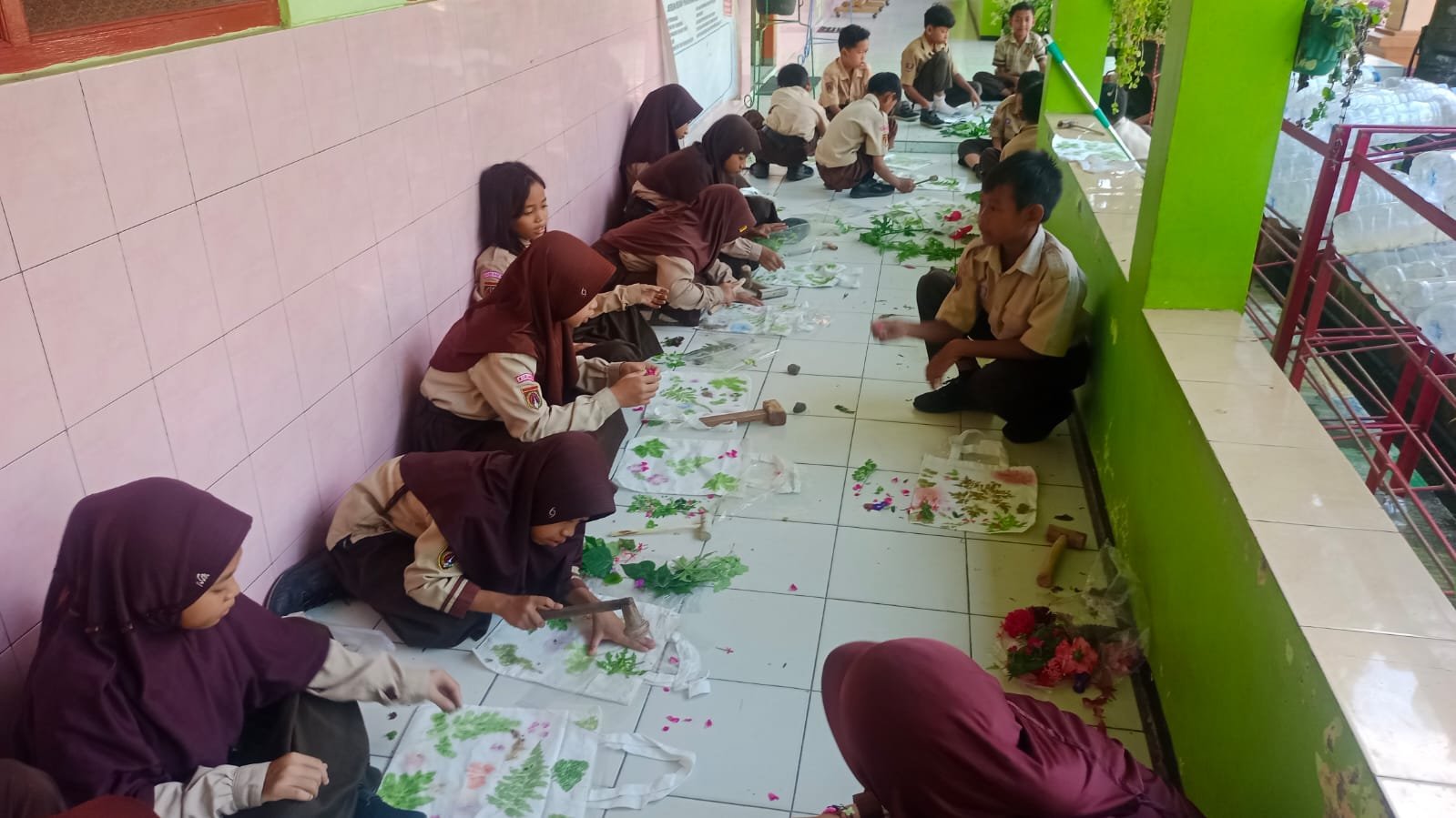 Foto 3 — “Ecoprint Berbasis Adiwiyata: Menumbuhkan Kepedulian Global dan Karakter Peduli Lingkungan pada Siswa SD Negeri 3 Kedungsar