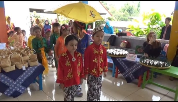 Traji Berbudaya